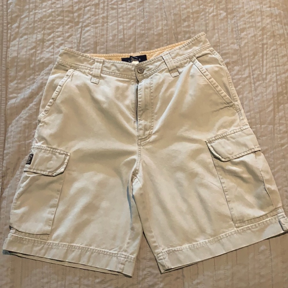 Men’s structure cargo shorts.